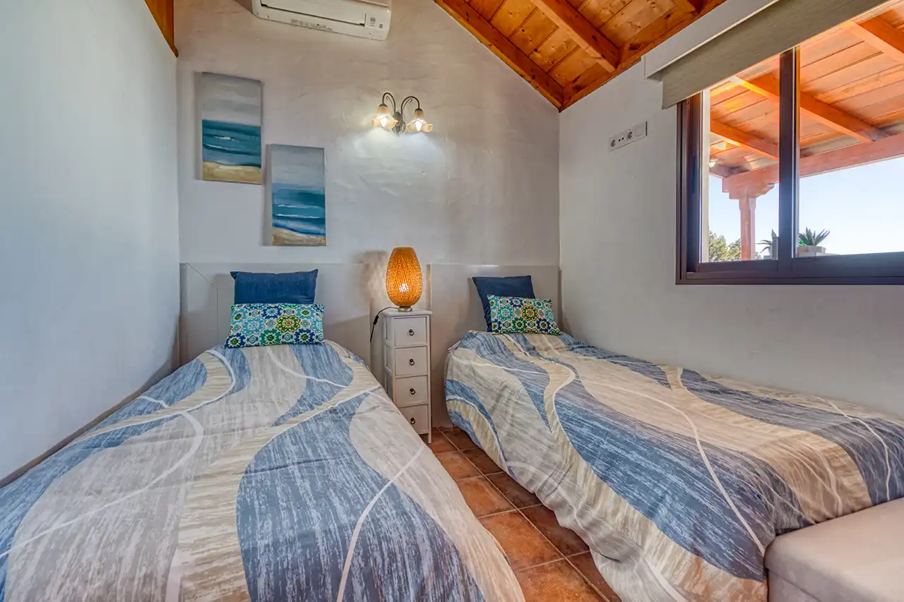 Villa Atardecer – Second bedroom with single beds and window facing the terrace