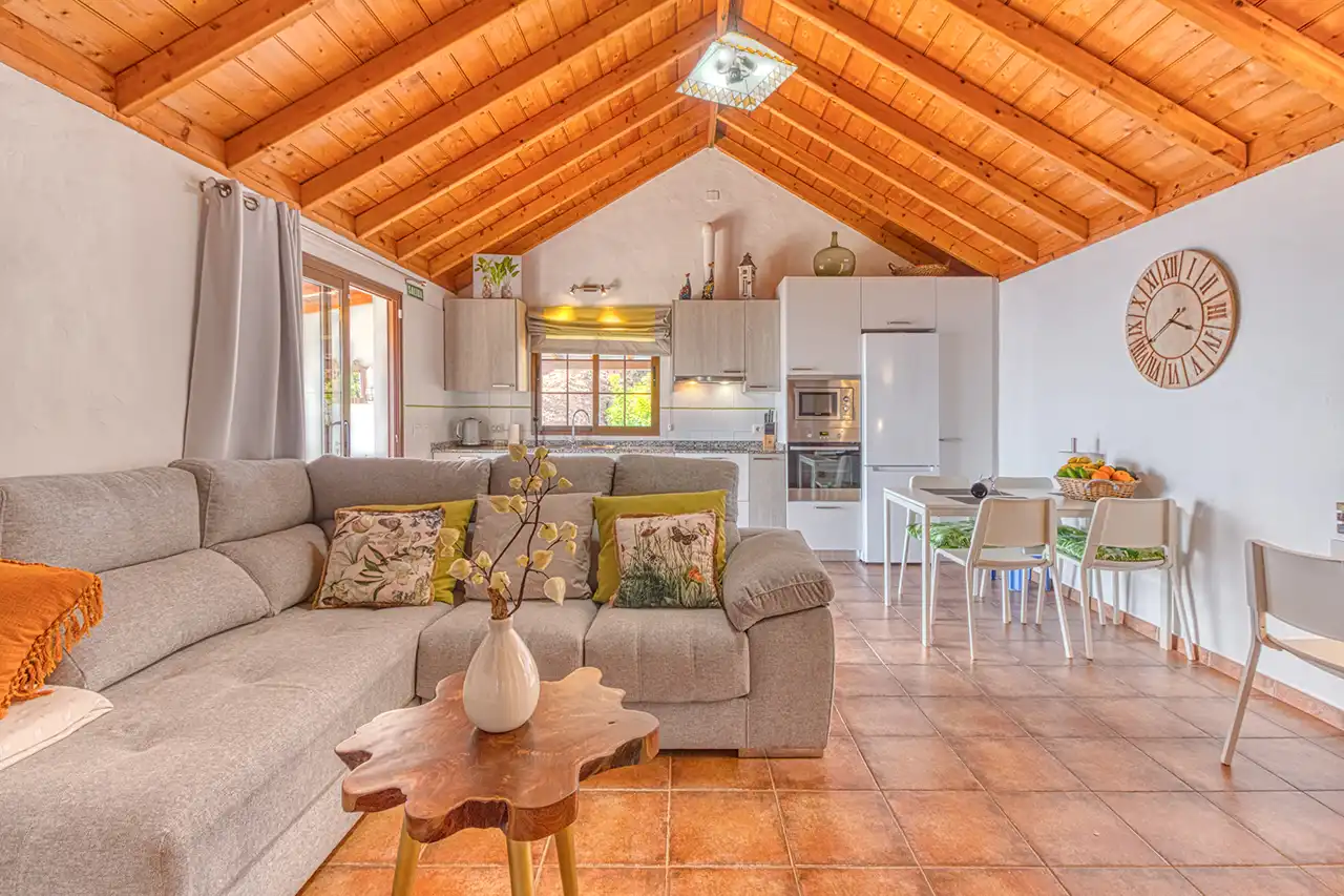 Villa Atardecer – Holiday home on La Palma with living area, kitchen and terrace with sea view