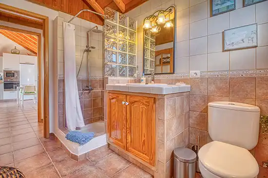 Villa Atardecer – Second bathroom with shower and tiling