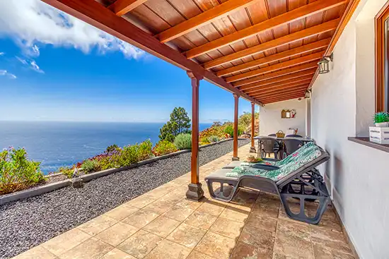 Villa Atardecer – Terrace with loungers and Atlantic view