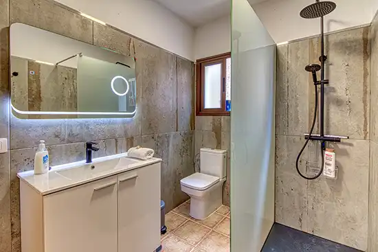 Villa Atardecer – En-suite bathroom with walk-in shower