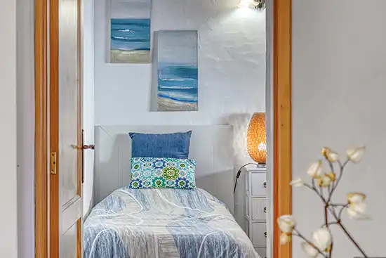 Villa Atardecer – Single bed with atmospheric lighting