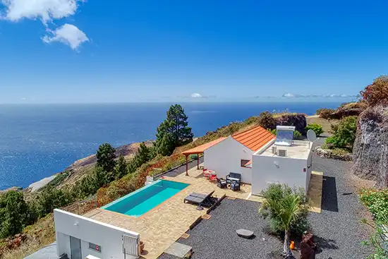 Villa Atardecer – Side view with pool and surroundings