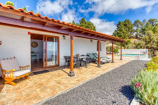 Villa Atardecer – Covered terrace with dining area