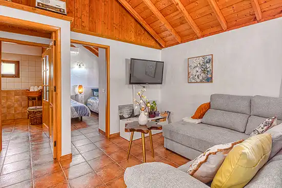Villa Atardecer – Living room with TV and bedroom access