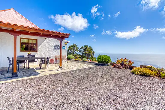 Villa Atardecer – House entrance with panoramic view